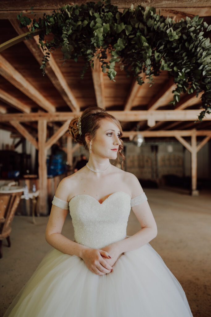 Rustikale Scheune der Eventlocation Magical Homes in Heroldstatt bei Sonnenuntergang mit Lichterkette braut