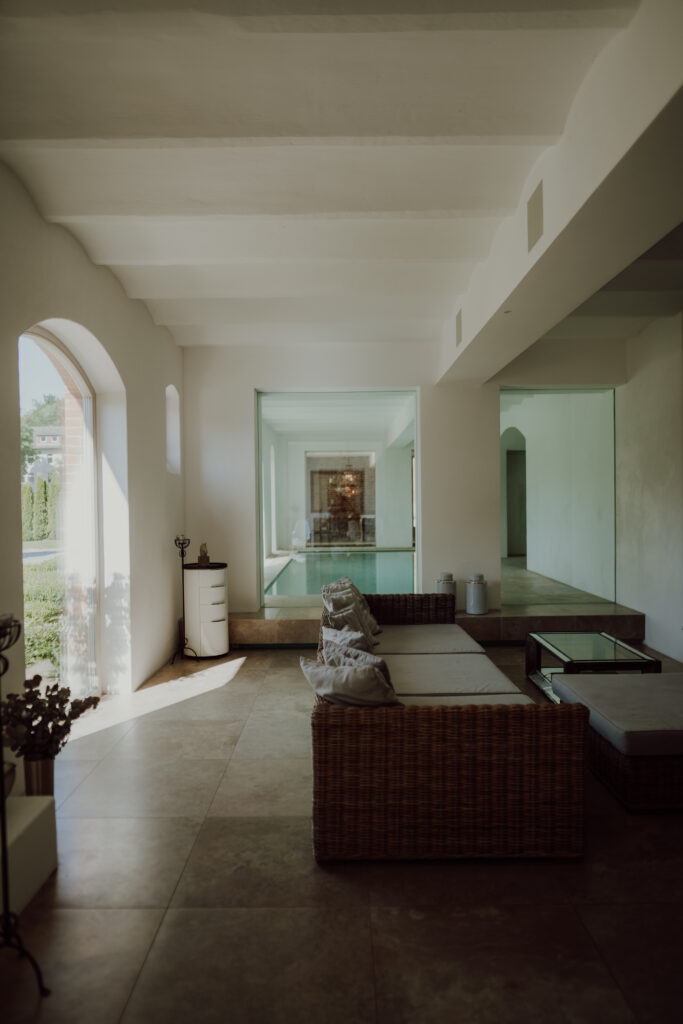 Detailreiche und moderne Inneneinrichtung der Hochzeitslocation Magical Homes in Heroldstatt mit stilvoller Dekoration und rustikalem Flair