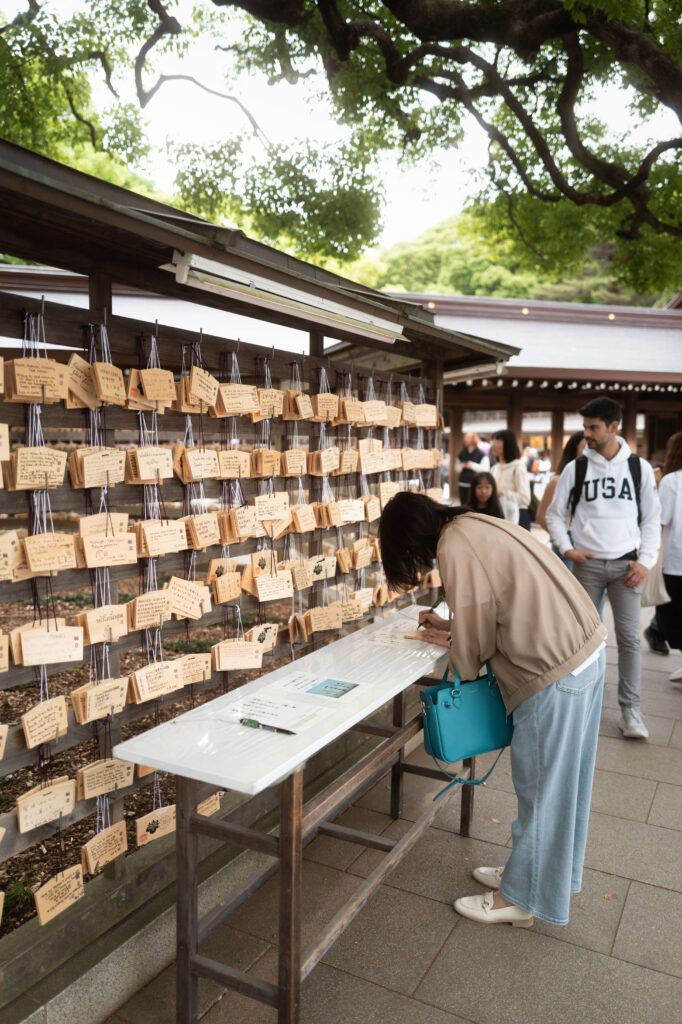 Japanischer Tempel mit Pagodendach und traditioneller Architektur, eingebettet in Natur
