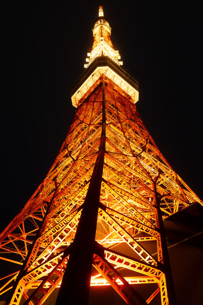 Beleuchteter Tokyo Tower bei Nacht mit funkelnder Skyline und klarer Sicht auf die Stadt
