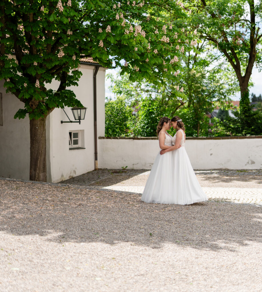 Zwei Bräute in weißen Kleidern bei ihrer gleichgeschlechtlichen Hochzeit im Auwald Sportzentrum Gundremmingen