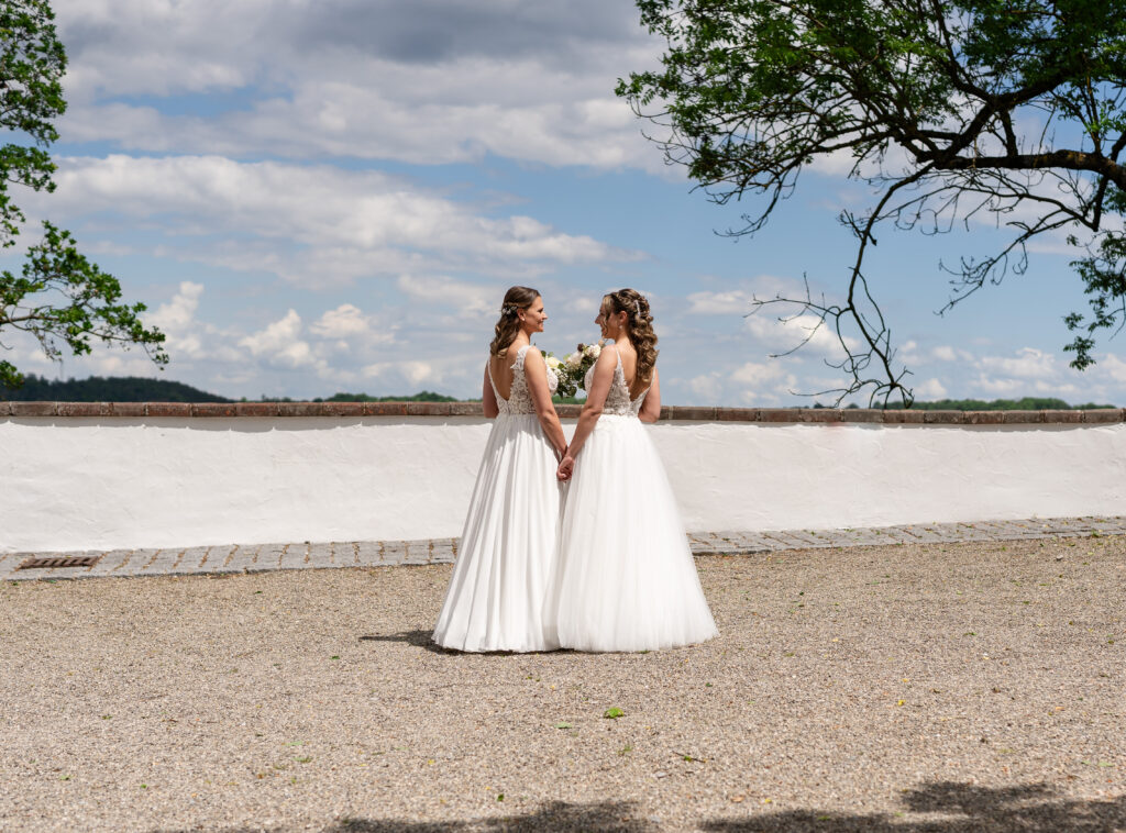 Gleichgeschlechtliches Brautpaar in weißen Hochzeitskleidern bei der Trauung in Gundremmingen