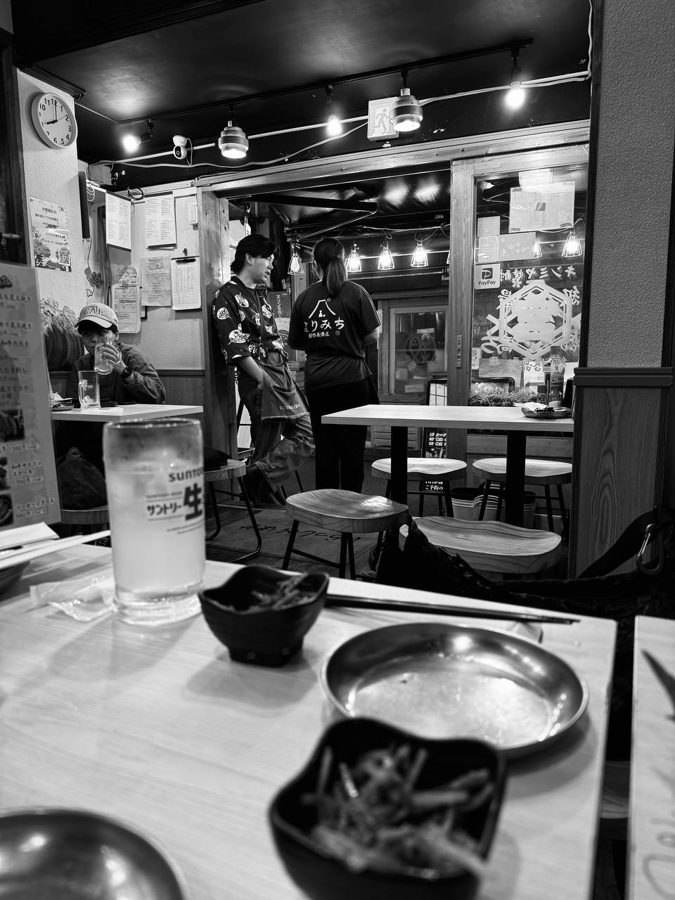 Stimmungsvolle Momentaufnahme eines Restaurants mit Lichtspiel, aufgenommen mit dem Smartphone